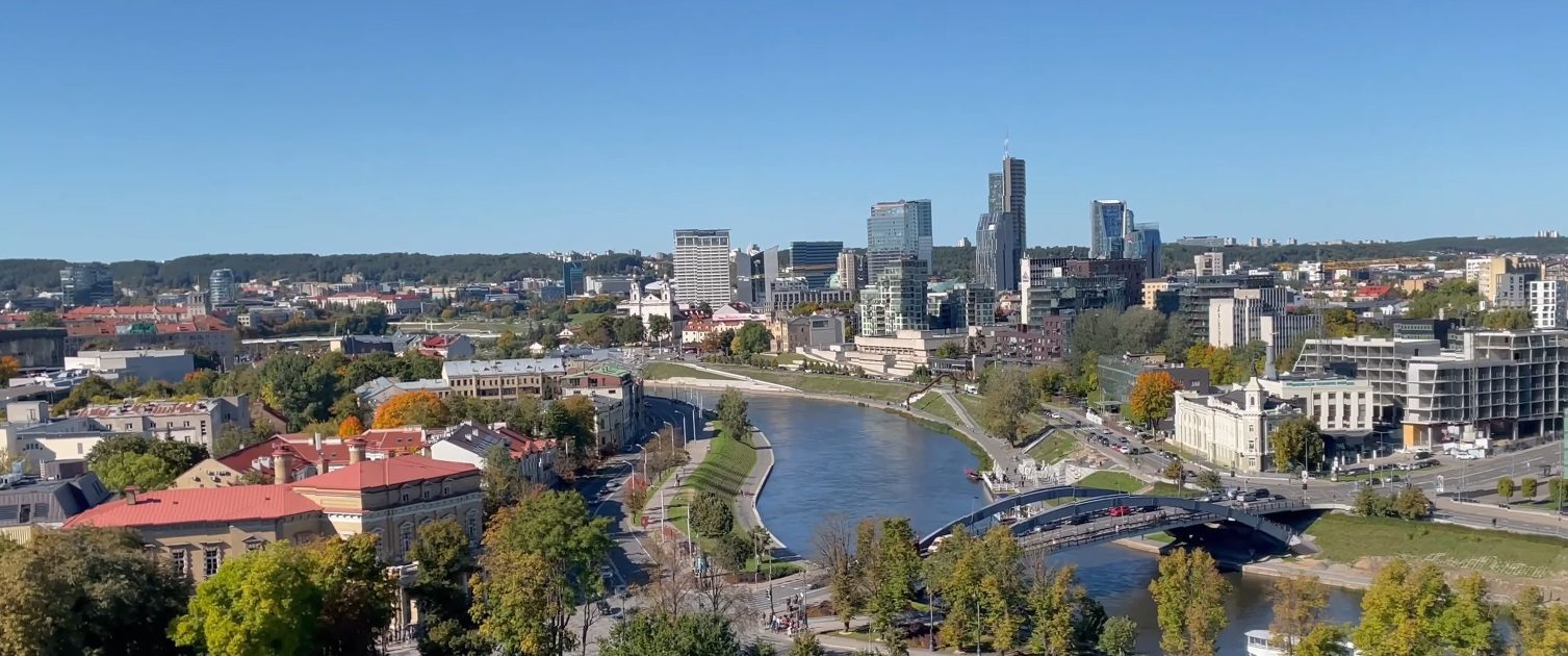 Panorama rzeki Neris i nowoczesnego centrum Vilnius