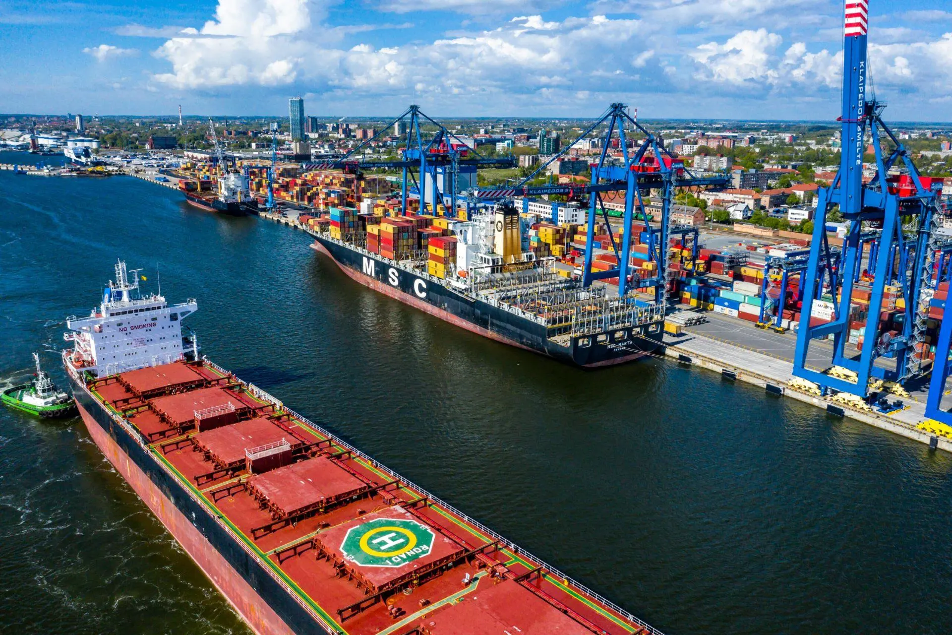 Containerschiffe und Kräne im Hafen von Klaipėda