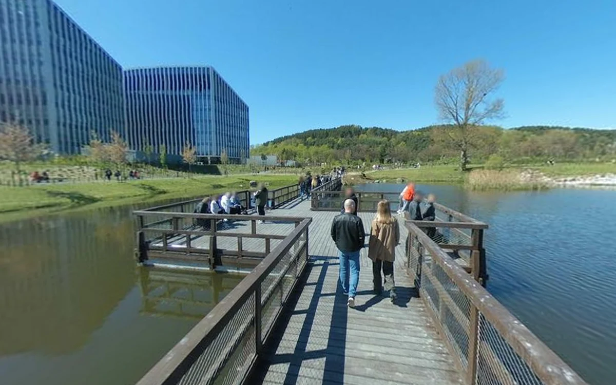 Kładka nad stawem, 1 maja 2023 r.