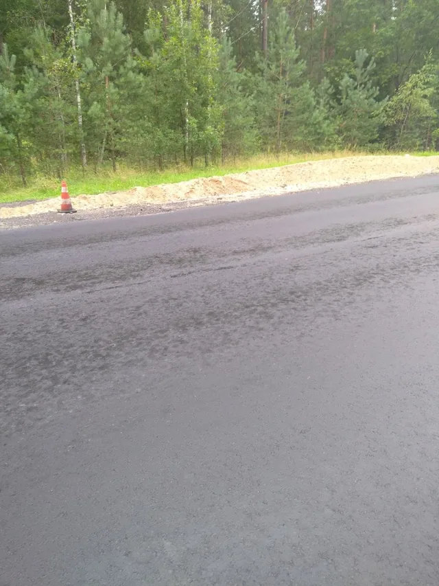 Zbliżenie szorstkiego nierównego asfaltu przy tymczasowych pracach naprawczych